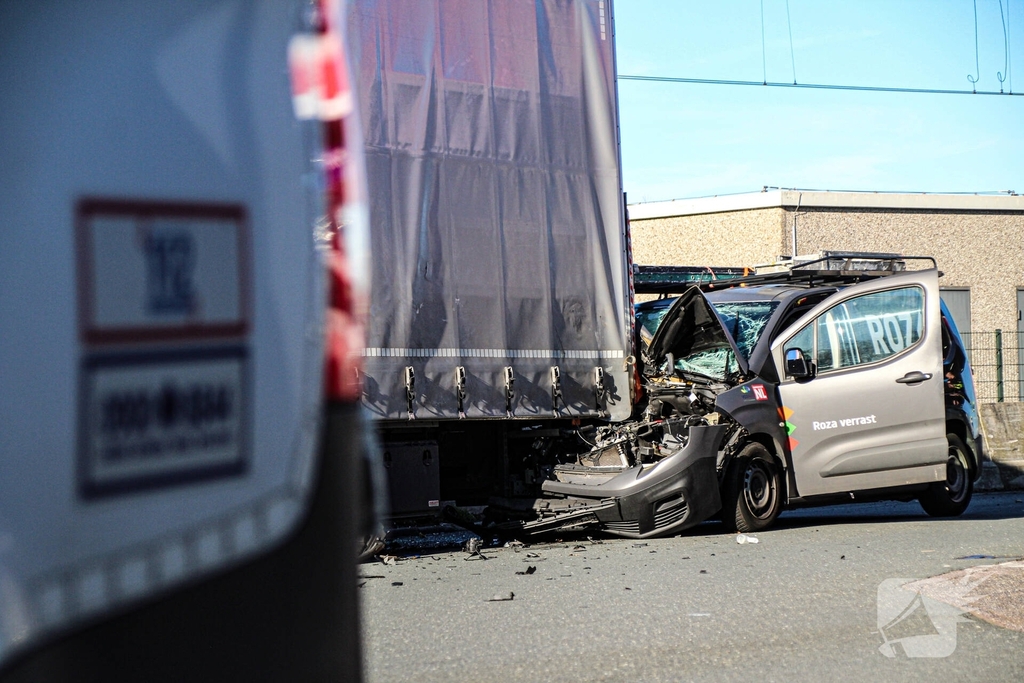 Busje botst op stilstaande vrachtwagen