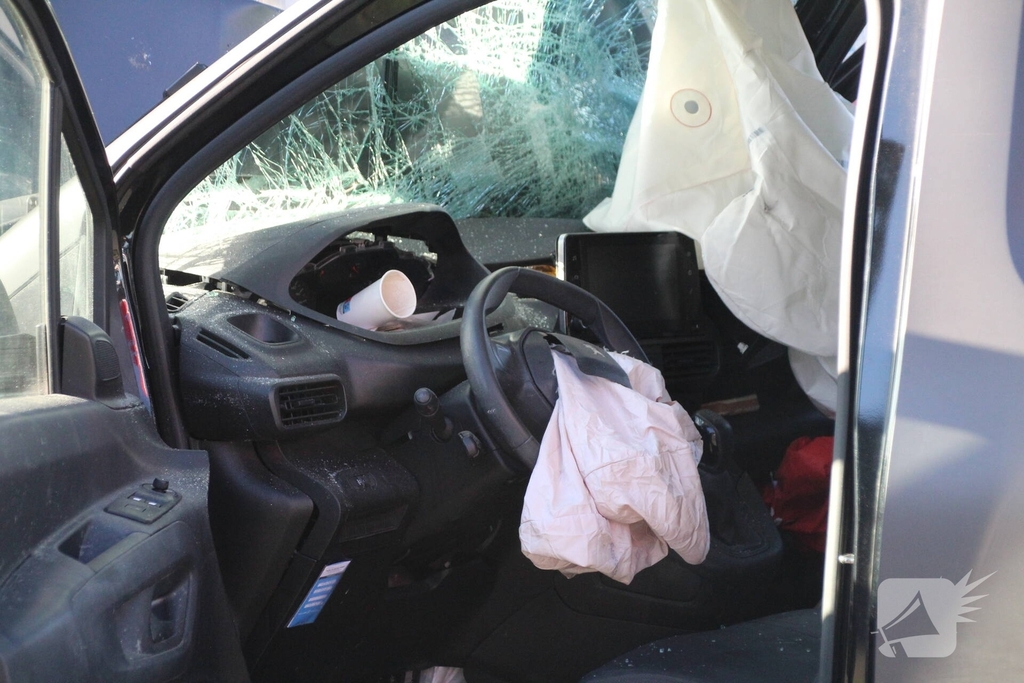 Busje botst op stilstaande vrachtwagen