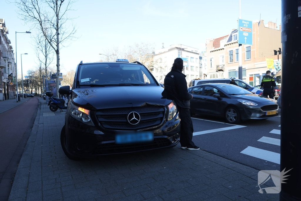 Ongeval tussen taxi en personenauto leidt tot medische controle