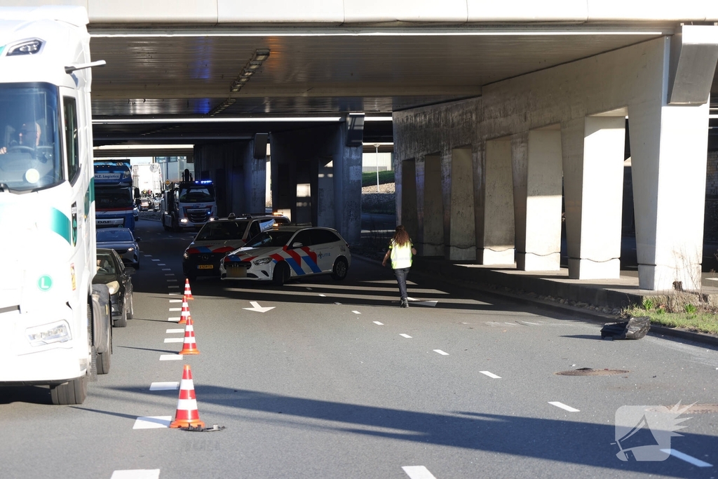 Auto slaat over de kop bij ongeval