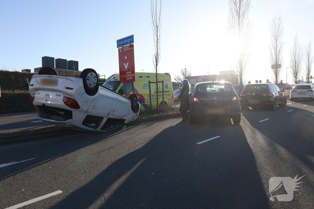 Auto slaat over de kop bij ongeval