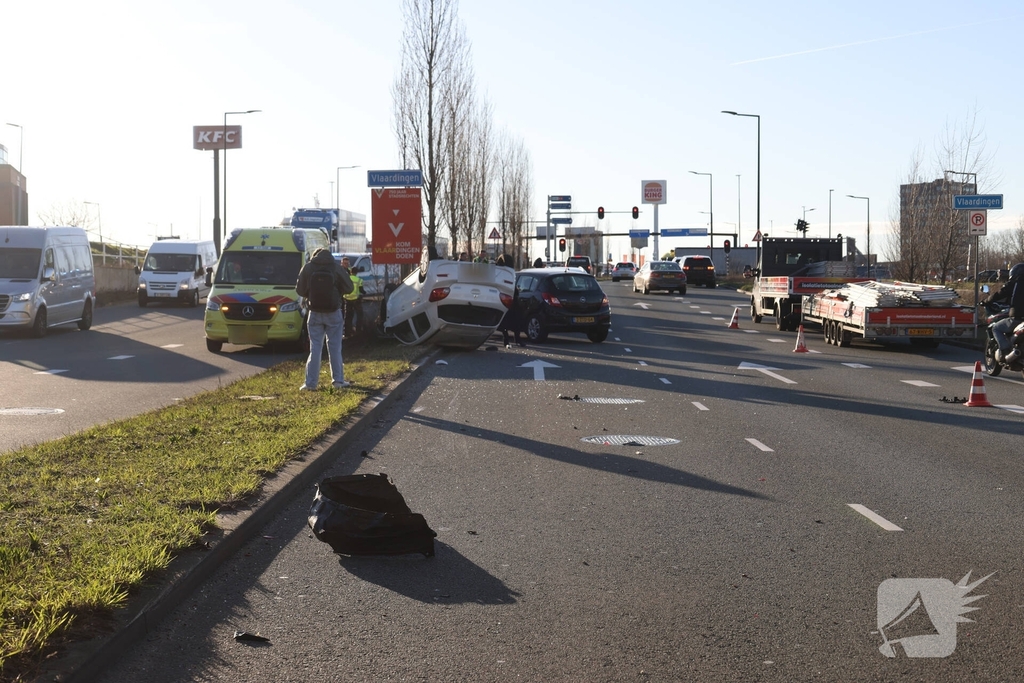 Auto slaat over de kop bij ongeval