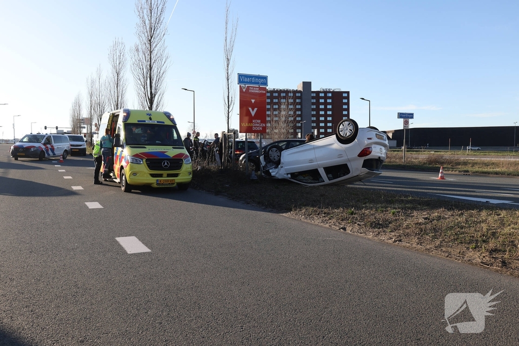 Auto slaat over de kop bij ongeval