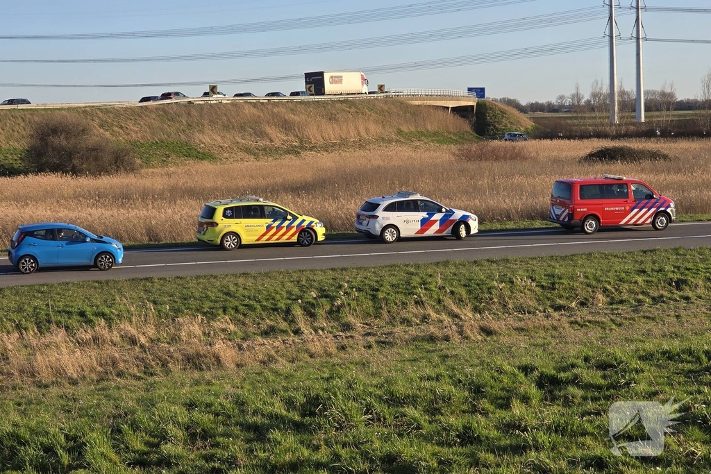 Vrachtwagen met betonblokken kantelt