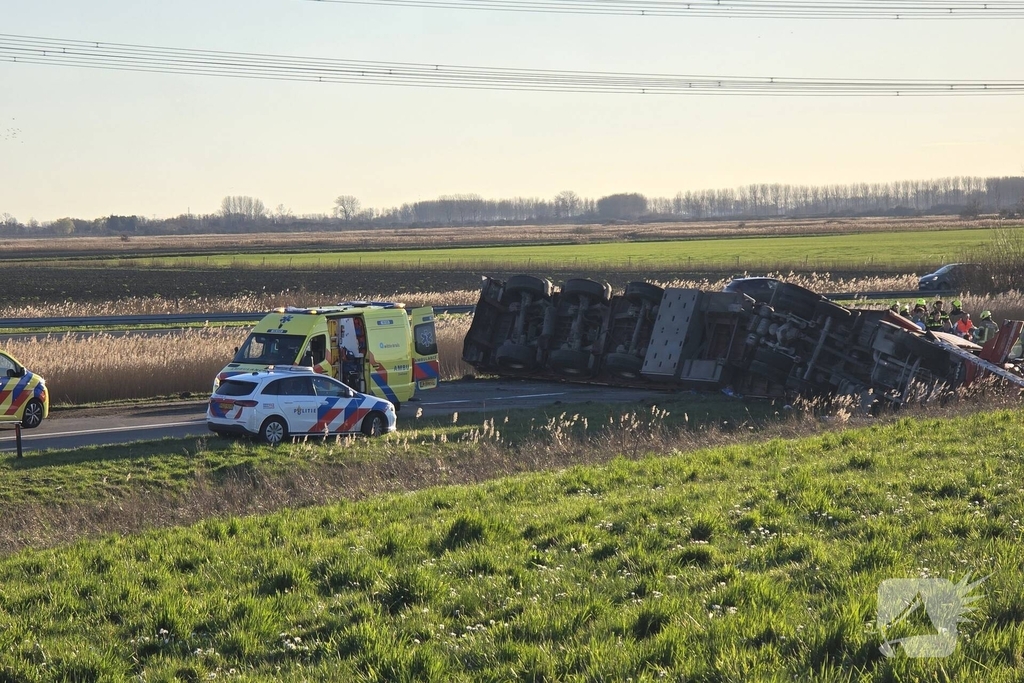 Vrachtwagen met betonblokken kantelt