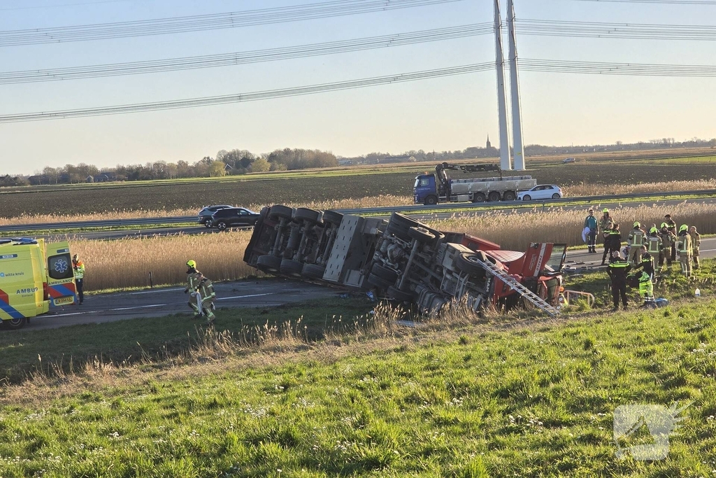 Vrachtwagen met betonblokken kantelt