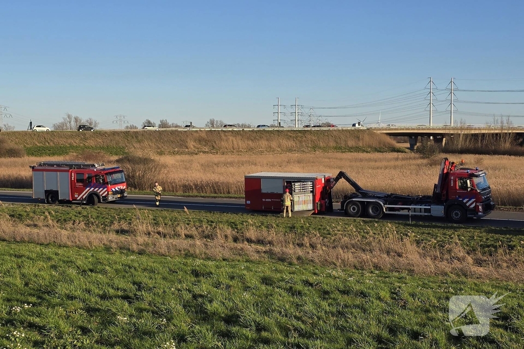 Vrachtwagen met betonblokken kantelt