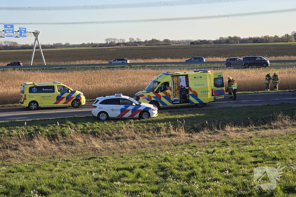 Vrachtwagen met betonblokken kantelt