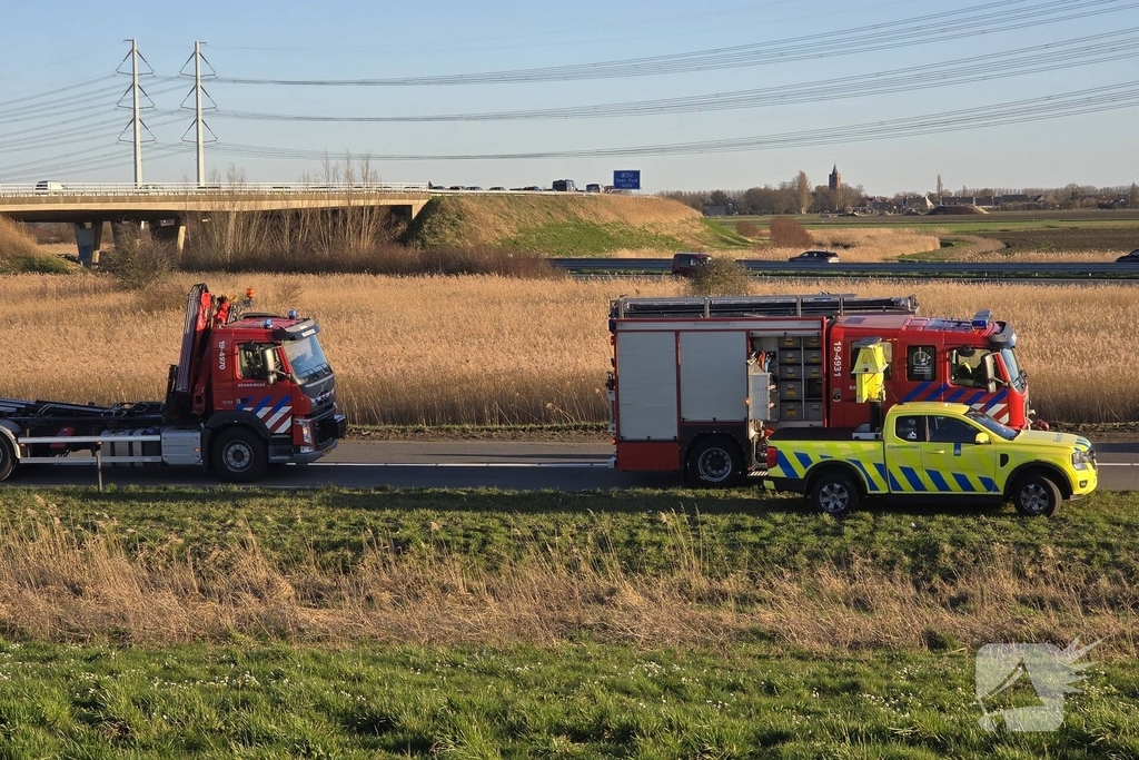 Vrachtwagen met betonblokken kantelt