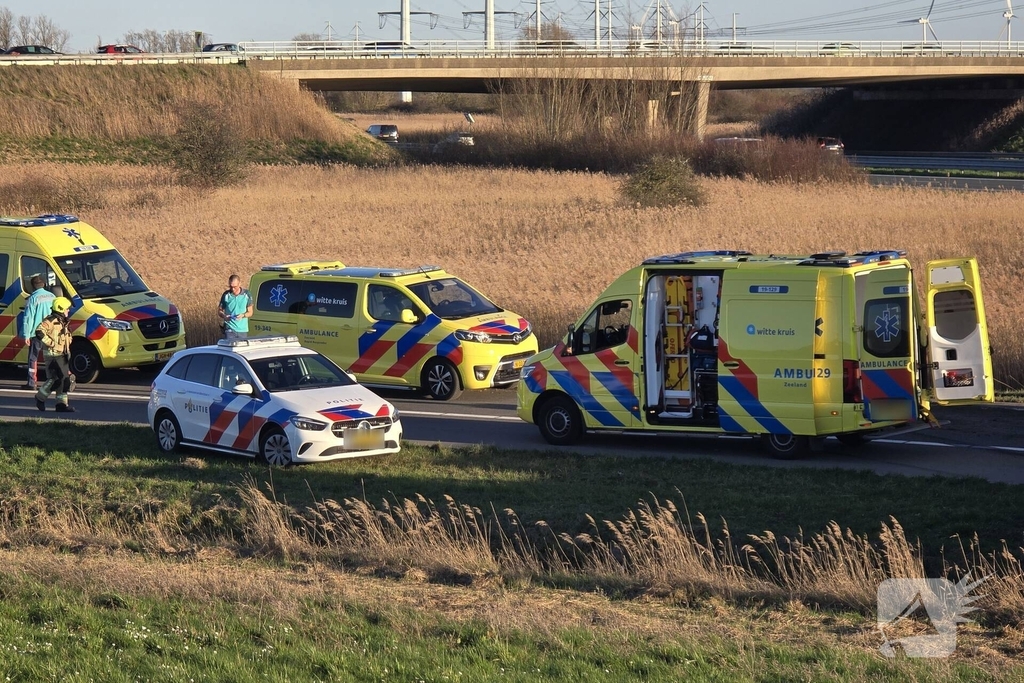 Vrachtwagen met betonblokken kantelt