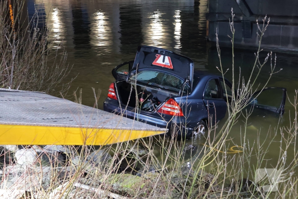 Auto te water na ongeval