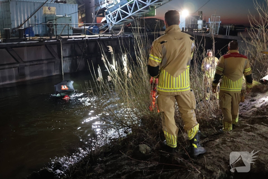 Auto te water na ongeval