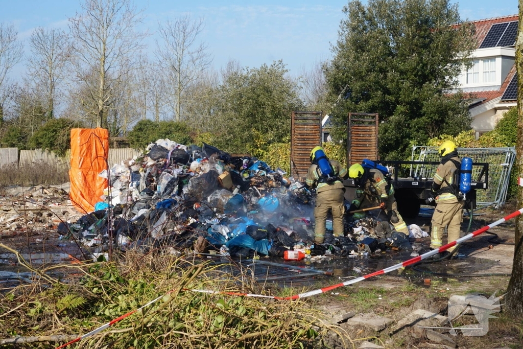 Vrachtwagenchauffeur dumpt brandende lading