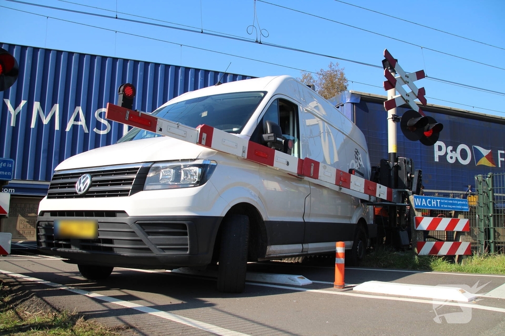 Aanrijding tussen trein en bestelbusje veroorzaakt ernstige verkeersstremming