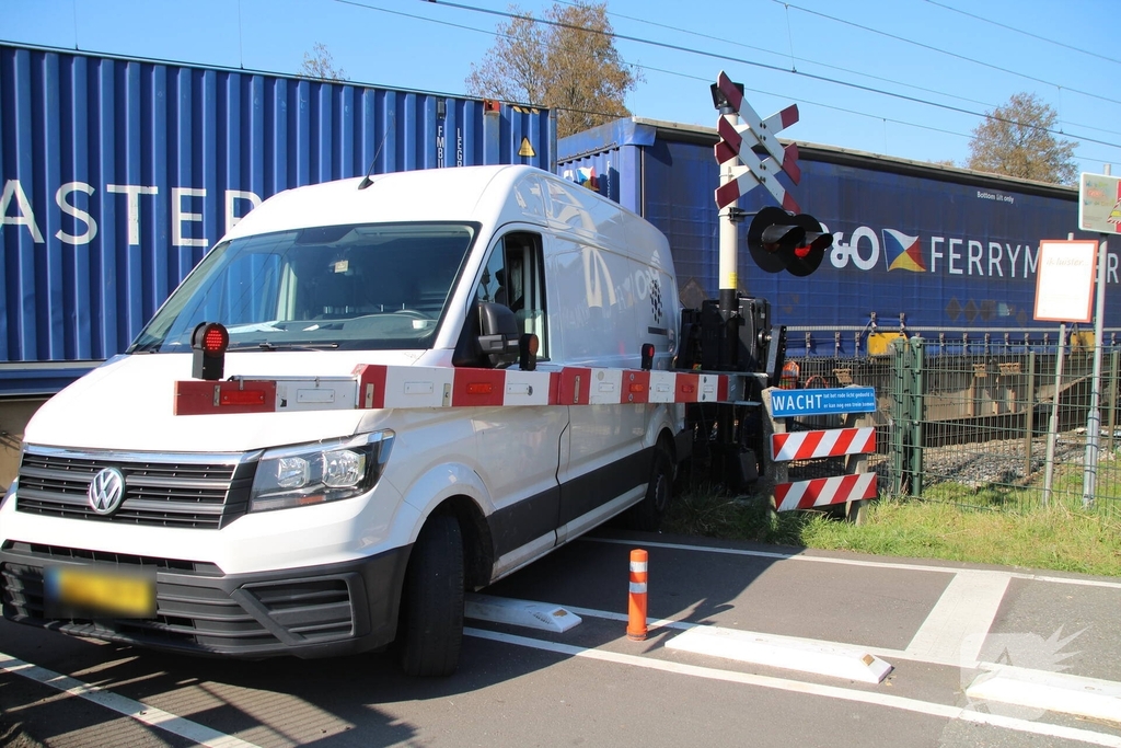 Aanrijding tussen trein en bestelbusje veroorzaakt ernstige verkeersstremming