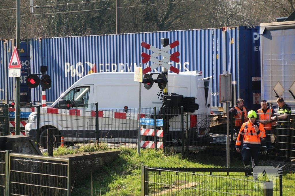 Aanrijding tussen trein en bestelbusje veroorzaakt ernstige verkeersstremming