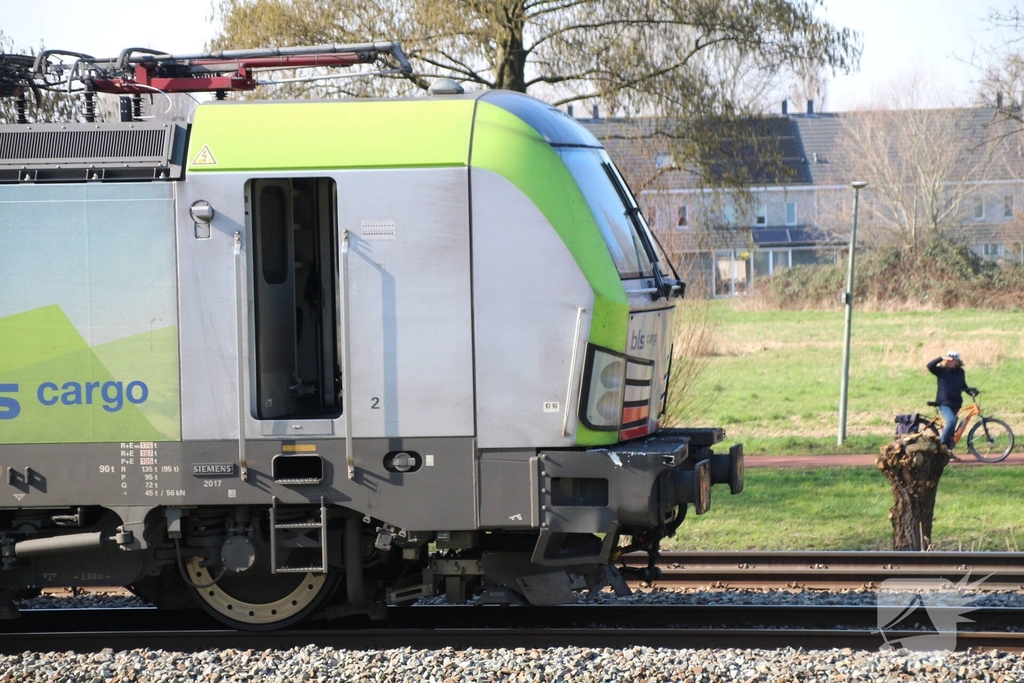 Aanrijding tussen trein en bestelbusje veroorzaakt ernstige verkeersstremming