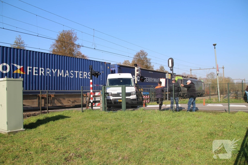 Aanrijding tussen trein en bestelbusje veroorzaakt ernstige verkeersstremming