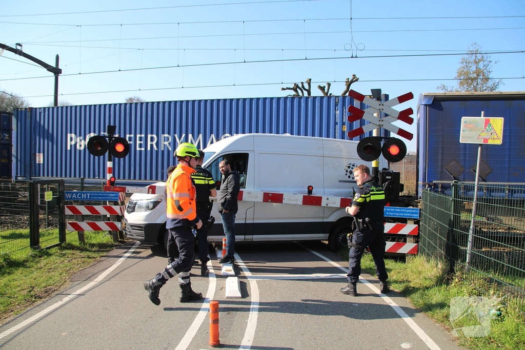 Aanrijding tussen trein en bestelbusje veroorzaakt ernstige verkeersstremming