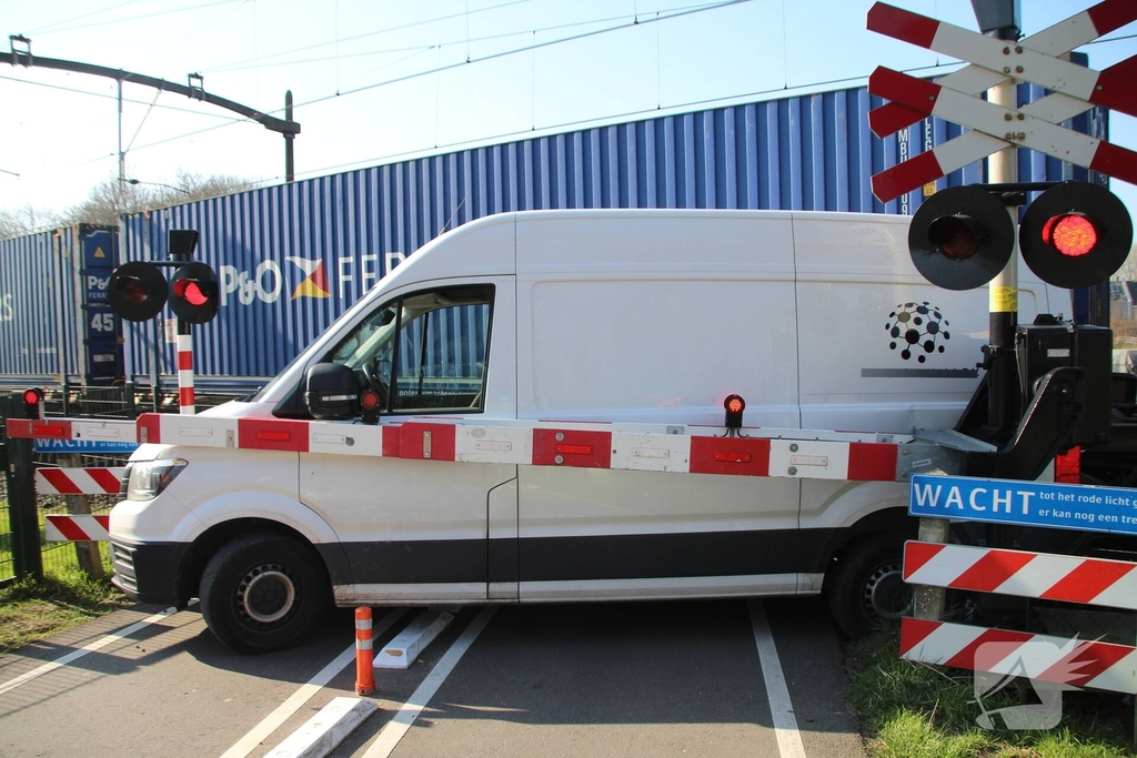 Aanrijding tussen trein en bestelbusje veroorzaakt ernstige verkeersstremming