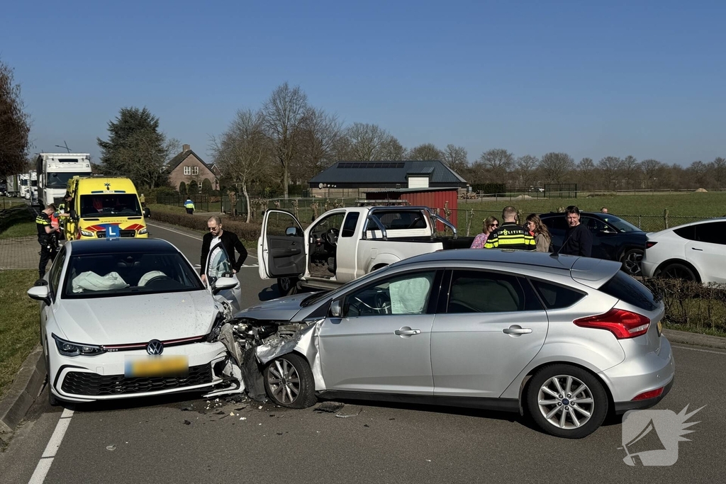 Auto botst frontaal op lesauto