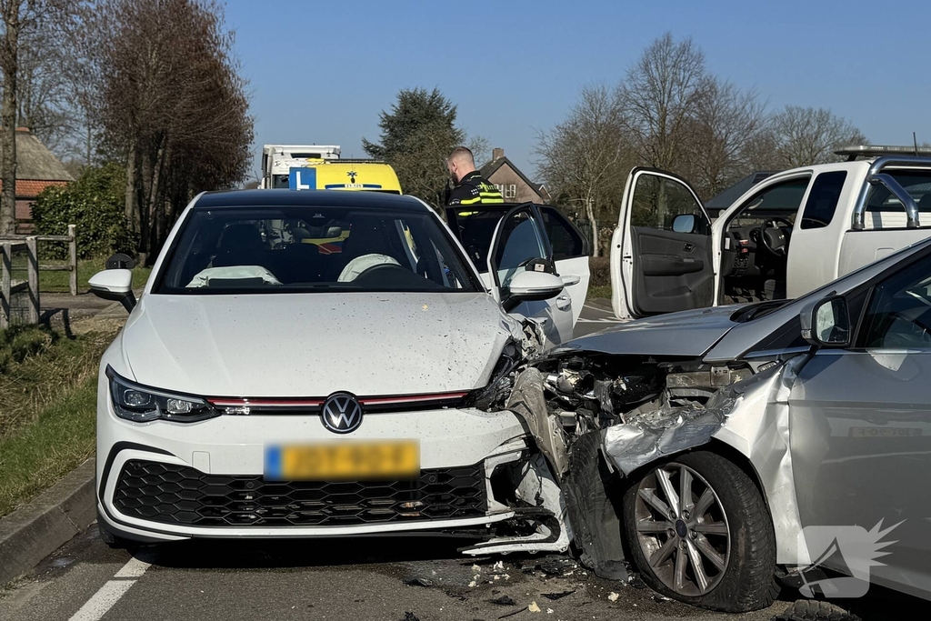 Auto botst frontaal op lesauto