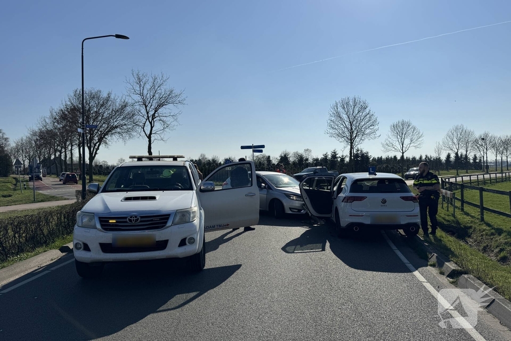Auto botst frontaal op lesauto