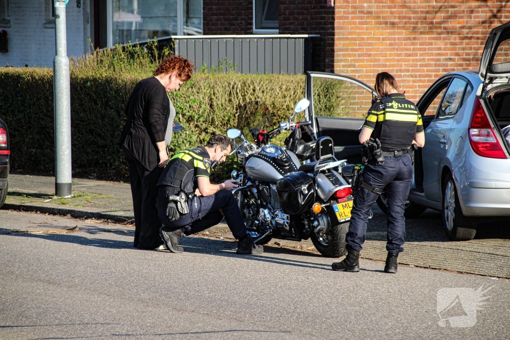Aanrijding tussen motor en auto leidt tot lichte verwondingen