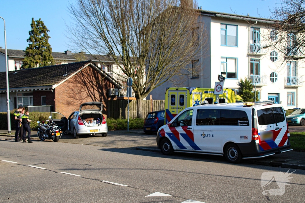 Aanrijding tussen motor en auto leidt tot lichte verwondingen