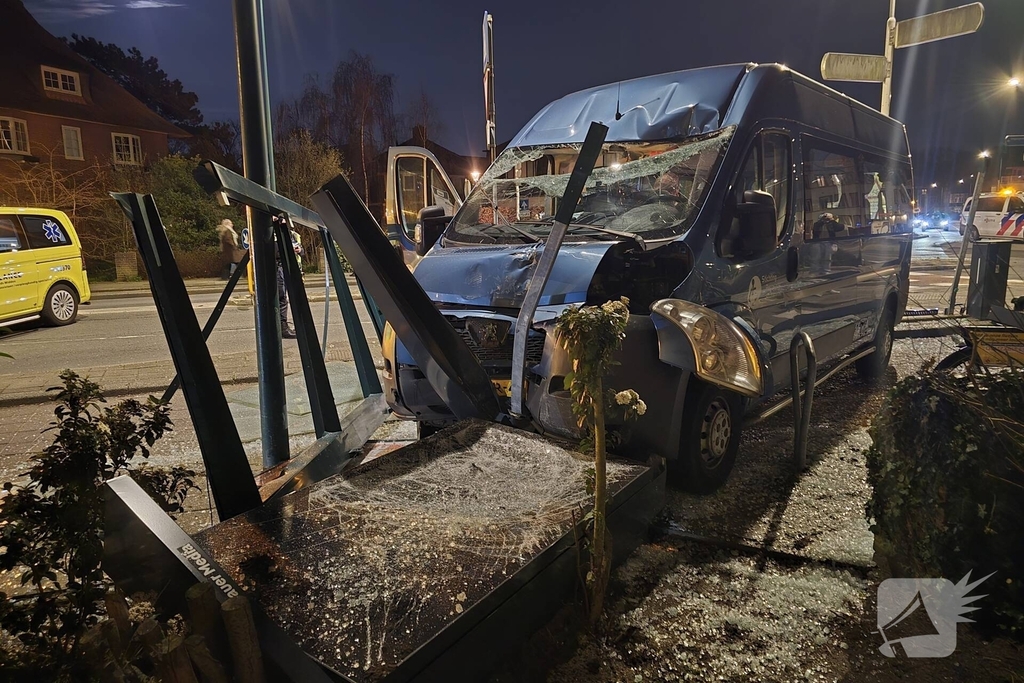 Ongeval met rolstoelbus leidt tot schade