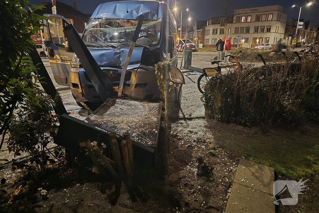 Ongeval met rolstoelbus leidt tot schade