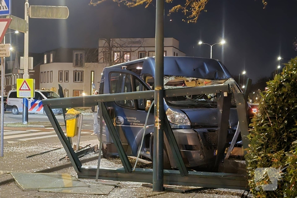 Ongeval met rolstoelbus leidt tot schade