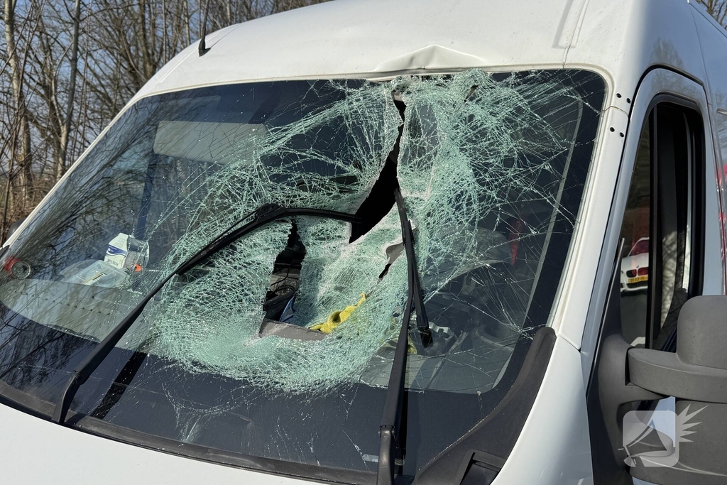 Bestuurder bestelbus aan de dood ontsnapt