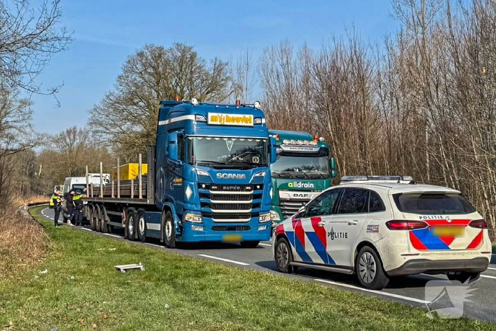 Bestuurder bestelbus aan de dood ontsnapt