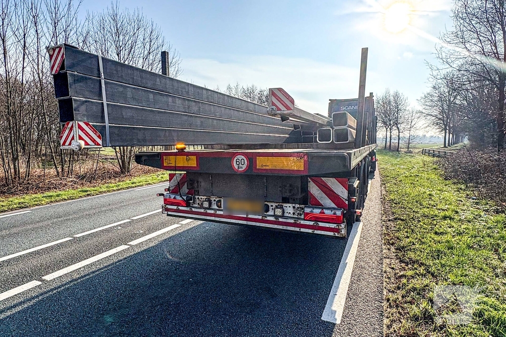 Bestuurder bestelbus aan de dood ontsnapt