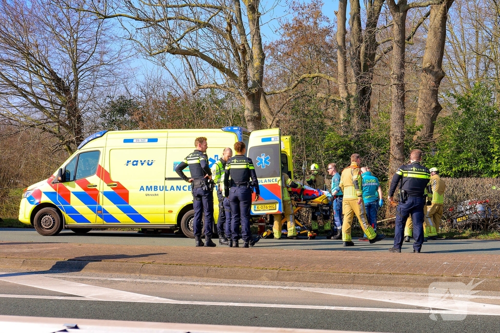 Bestuurder zwaargewond na eenzijdige aanrijding