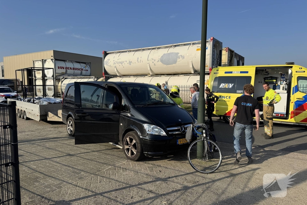 Man raakt gewond bij aanrijding met lantaarnpaal