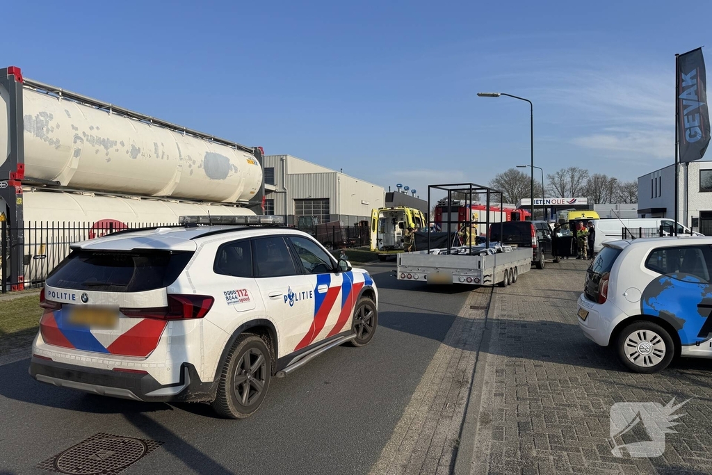 Man raakt gewond bij aanrijding met lantaarnpaal