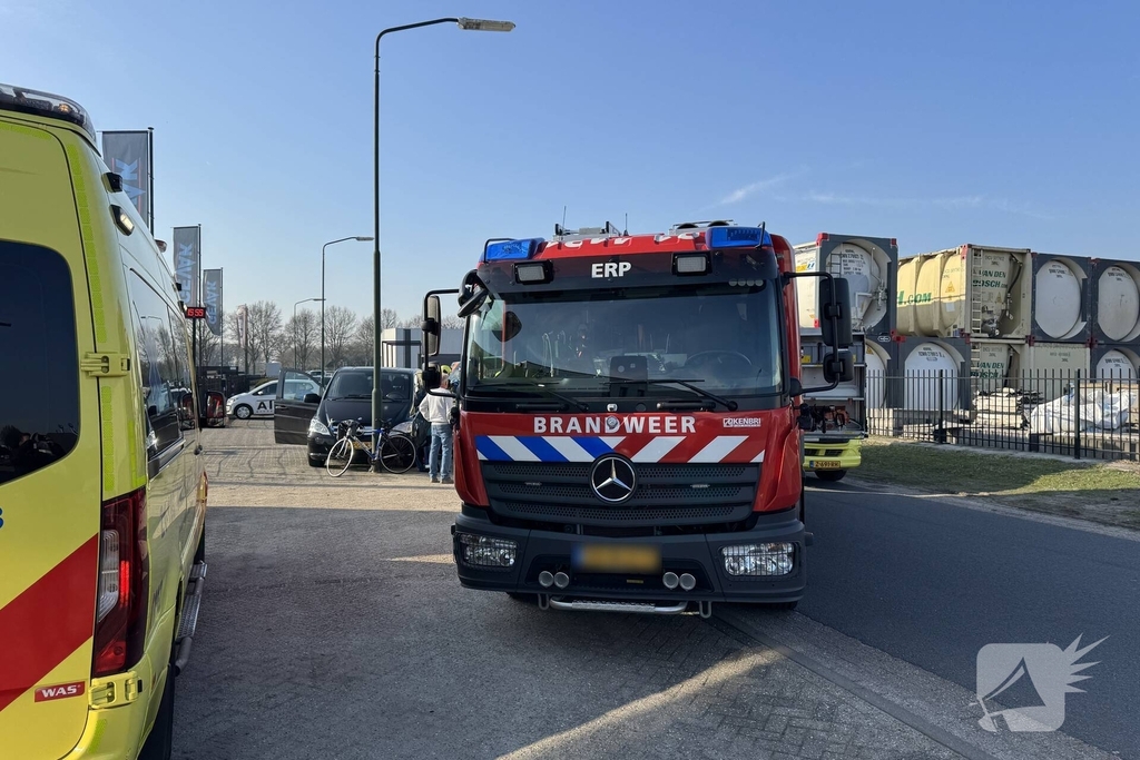 Man raakt gewond bij aanrijding met lantaarnpaal