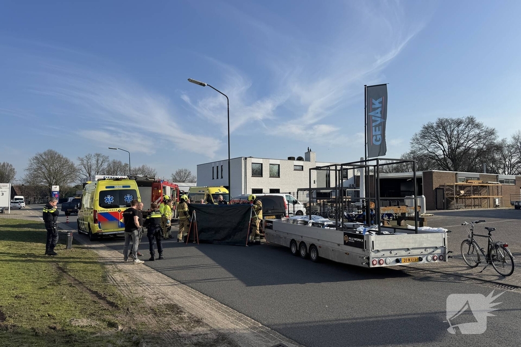 Man raakt gewond bij aanrijding met lantaarnpaal