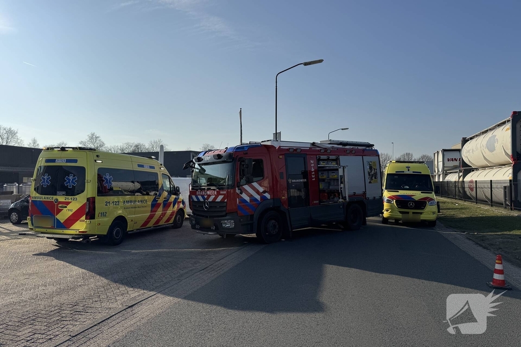 Man raakt gewond bij aanrijding met lantaarnpaal