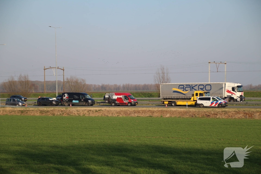 Ongeval tussen busje en Range Rover veroorzaakt verkeerschaos