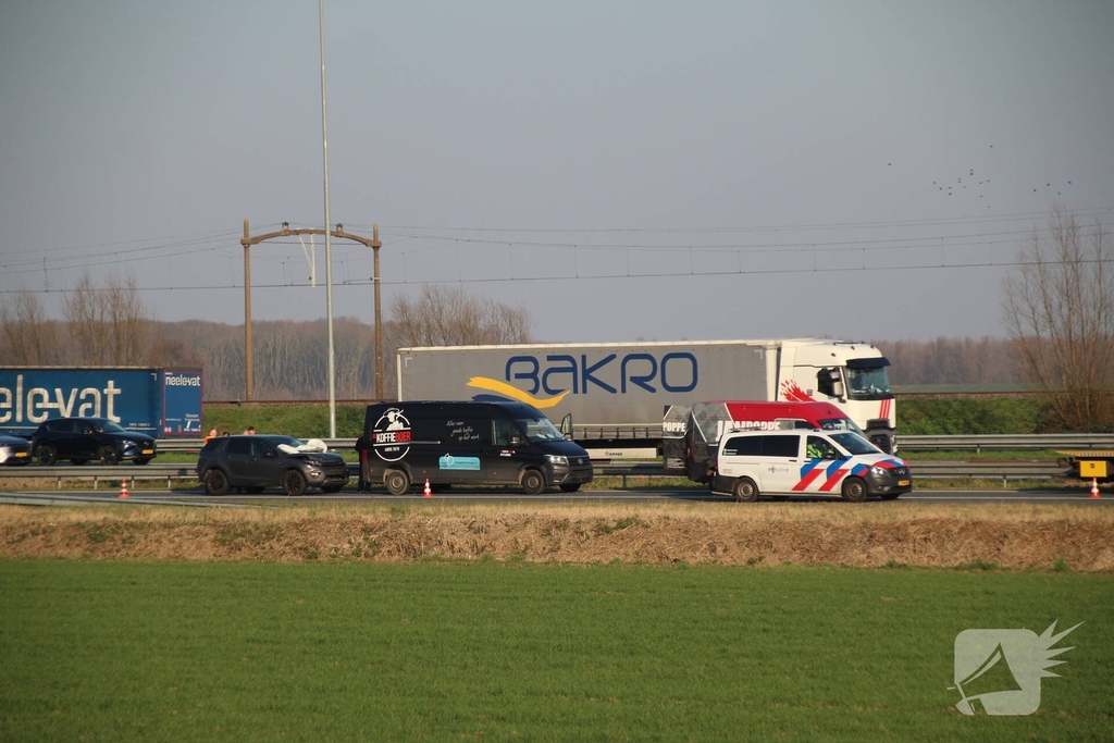 Ongeval tussen busje en Range Rover veroorzaakt verkeerschaos