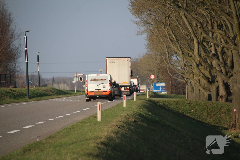 Ongeval tussen busje en Range Rover veroorzaakt verkeerschaos
