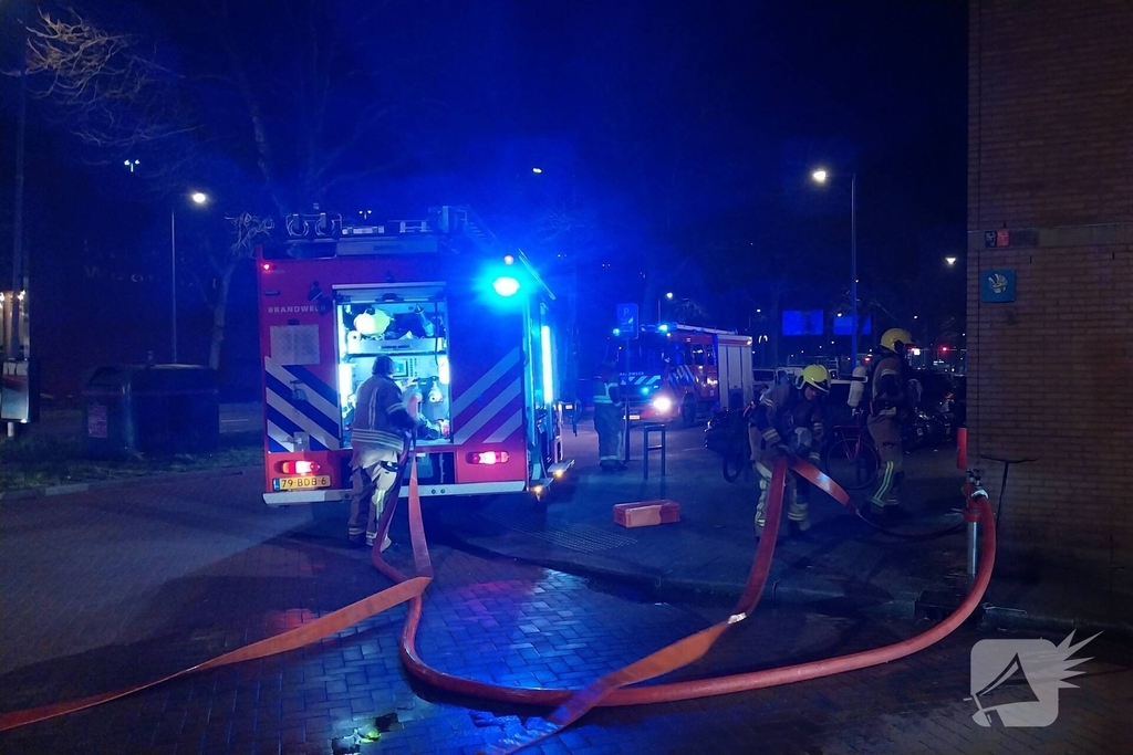 Hoogwerker ingezet bij brand op flatdak