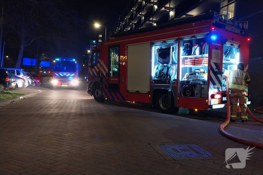 Hoogwerker ingezet bij brand op flatdak
