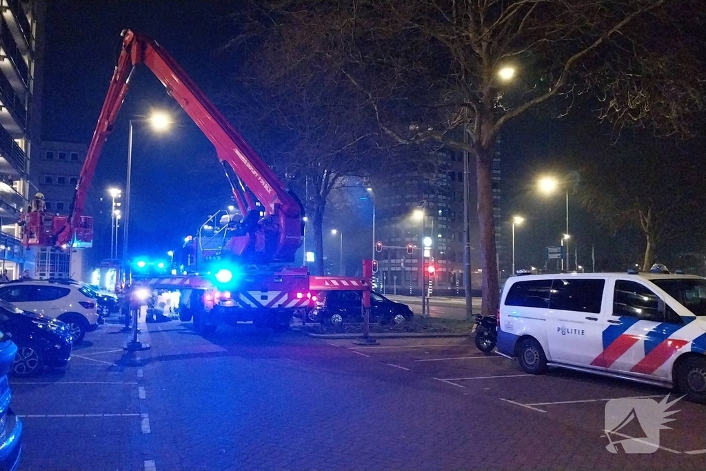 Hoogwerker ingezet bij brand op flatdak
