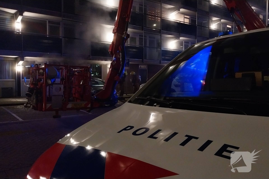 Hoogwerker ingezet bij brand op flatdak