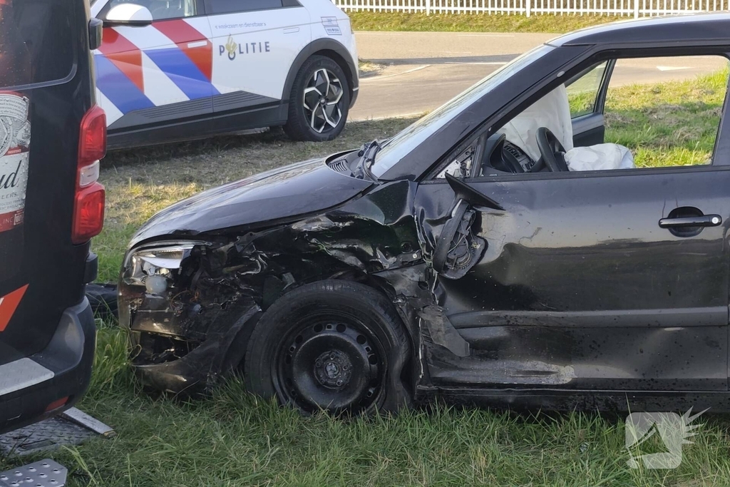 Ongeval tussen bestelbus en personenwagen