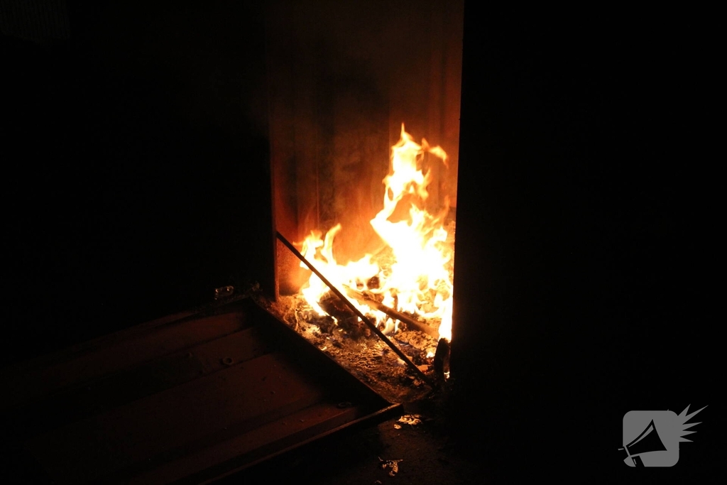 Container in brand na harde klap